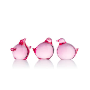Tre munnblåste, rosa påskekyllinger fra Hadeland Glassverk, designet av Maud Gjeruldsen Bugge, perfekt for påskepynt.