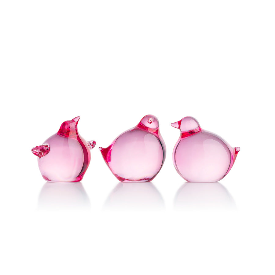 Tre munnblåste, rosa påskekyllinger fra Hadeland Glassverk, designet av Maud Gjeruldsen Bugge, perfekt for påskepynt.