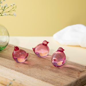 Nærbilde av tre rosa påskekyllinger fra Hadeland Glassverk, som gir et lekent uttrykk i påskepynten.