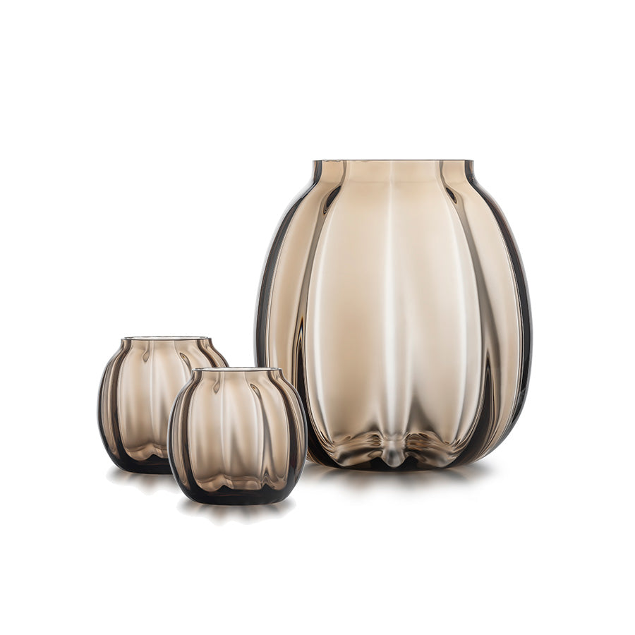 Elegant Hadeland Glassverk Ella vase og telysholdere i dyp kakaofarge, ideelle for å skape en lun atmosfære.