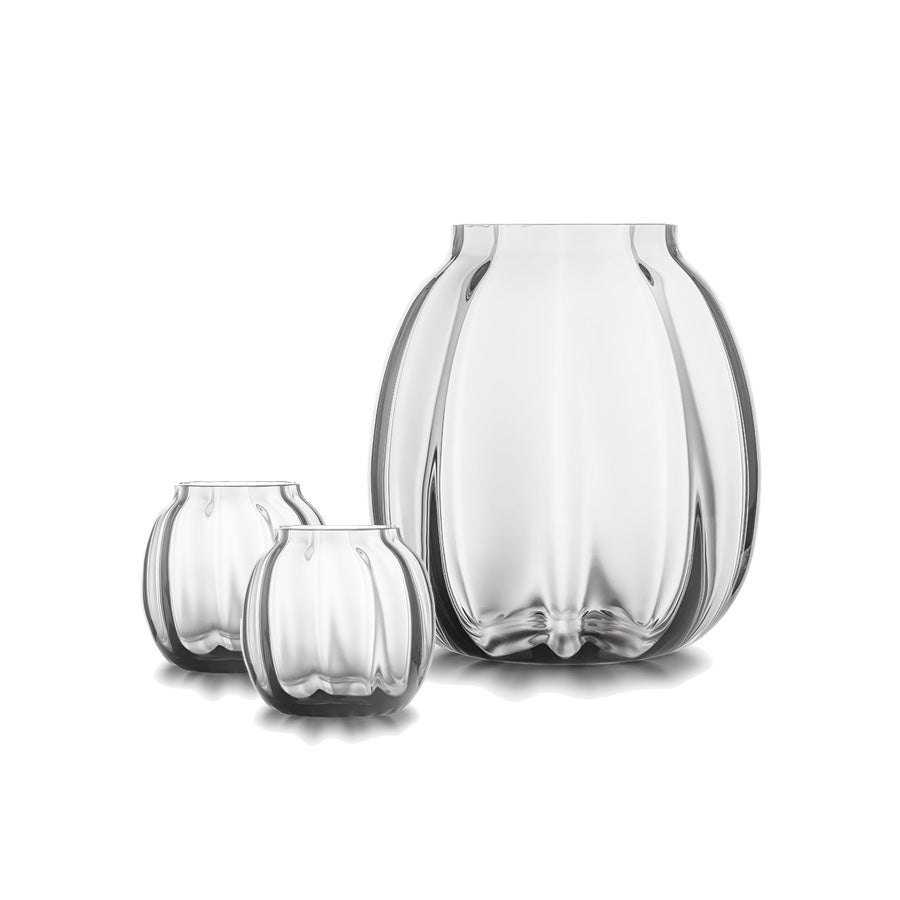 Ella vase og telysholdere i klart glass, med et karakteristisk optisk mønster. Sett med en stor vase på 22 cm og to lyslykter på 9 cm, perfekt for blomster og telys.