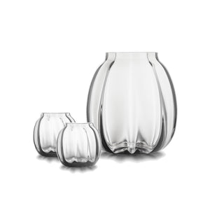 Ella vase og telysholdere i klart glass, med et karakteristisk optisk mønster. Sett med en stor vase på 22 cm og to lyslykter på 9 cm, perfekt for blomster og telys.