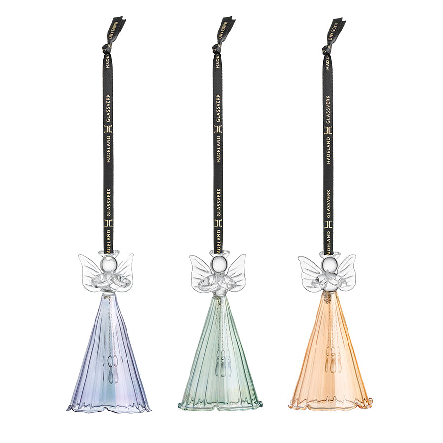Hadeland Glassverk julepynt i form av tre glassengler i lys lilla, grønn og gyllen farge, hengende med sorte silkebånd. Elegant design som sprer lys og varme i juledekorasjonen.