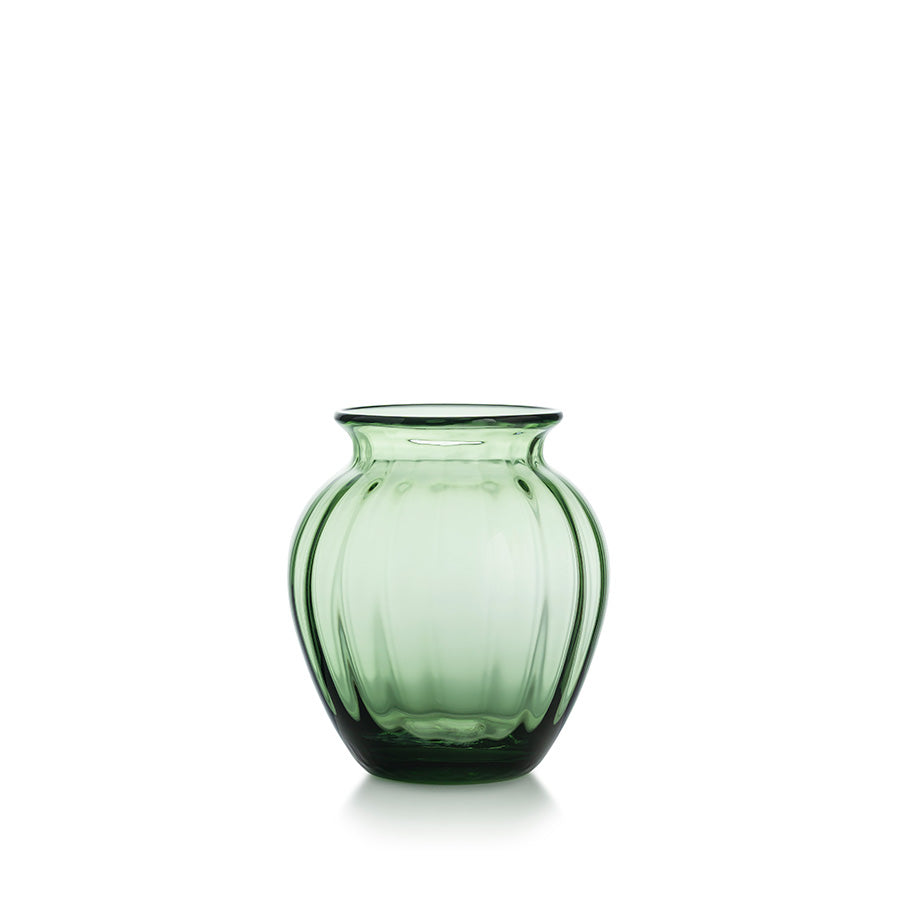 Hadeland Glassverk Emily Vase 17,5cm Grønn Optikk - en vakker grønn glassvase med munnblåst design, perfekt for små blomsterarrangementer.