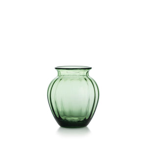 Hadeland Glassverk Emily Vase 17,5cm Grønn Optikk - en vakker grønn glassvase med munnblåst design, perfekt for små blomsterarrangementer.