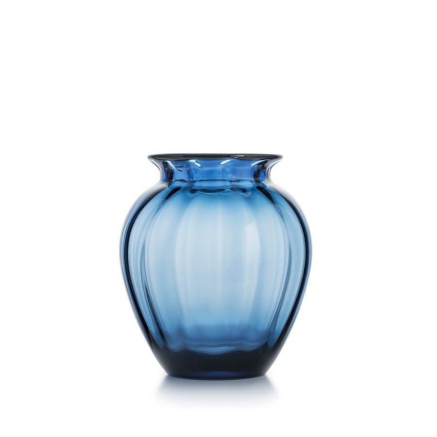 Hadeland Glassverk Emily Vase 23cm Blå Optikk, en elegant blå vase med munnblåst design, perfekt for minimalistisk blomsterdekorasjon.