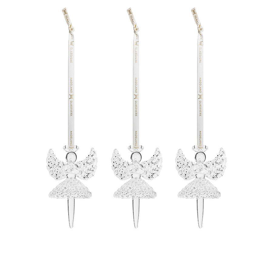 Hadeland Glassverk HG Jul Glassballerina 3pk - Tre elegante, håndlagde glassballerinaer med detaljert design som gir glitrende dekorasjon til juletreet eller interiør.
