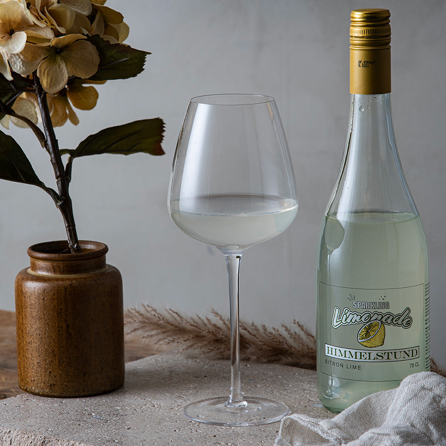 Hadeland Glassverk Odyssé Allroundglass 56cl 6pk med limonade i, illustrerer fleksibiliteten til allroundglasset fra Hadeland Glassverk.