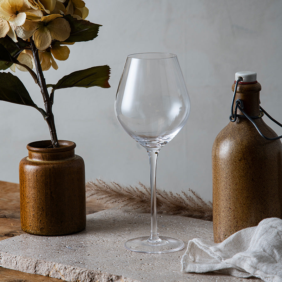 Hadeland Glassverk Odyssé Hvitvin 50cl 6pk - Hvitvinsglass plassert sammen med dekorative elementer, perfekt for en stilfull borddekking.