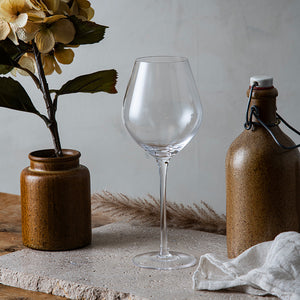 Hadeland Glassverk Odyssé Hvitvin 50cl 6pk - Hvitvinsglass plassert sammen med dekorative elementer, perfekt for en stilfull borddekking.