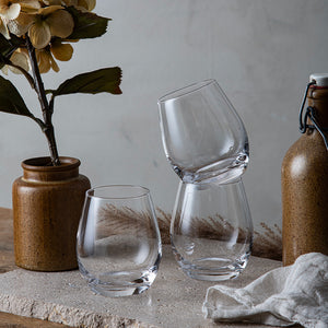 Hadeland Glassverk Odyssé Vannglass 39cl 6pk. To stackede vannglass på et stilrent underlag, perfekt for elegant borddekking.