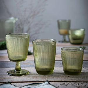 Hadeland Glassverk Siri Glass grønn 20cl - Ulike glass i serien, perfekt for en stilren borddekking.