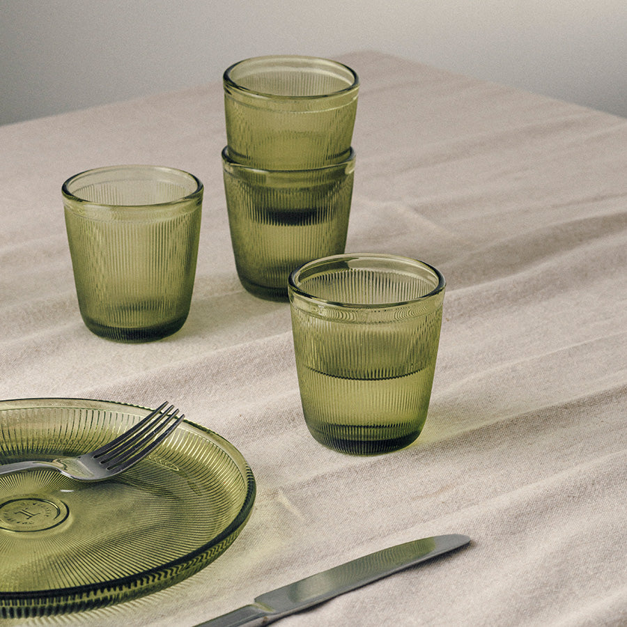 Hadeland Glassverk Siri Glass grønn 20cl - Fire glass på et dekket bord, ideelt for enhver anledning.