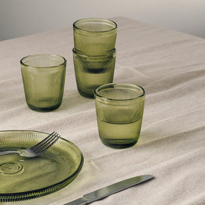 Hadeland Glassverk Siri Glass grønn 20cl - Fire glass på et dekket bord, ideelt for enhver anledning.