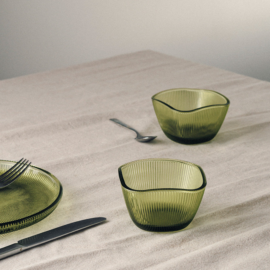 Hadeland Glassverk Siri Bolle 9,5cm, grønn bolle på bordet sammen med bestikk, ideell til dekking av bord.