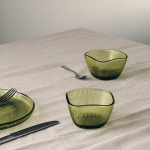 Hadeland Glassverk Siri Bolle 9,5cm, grønn bolle på bordet sammen med bestikk, ideell til dekking av bord.