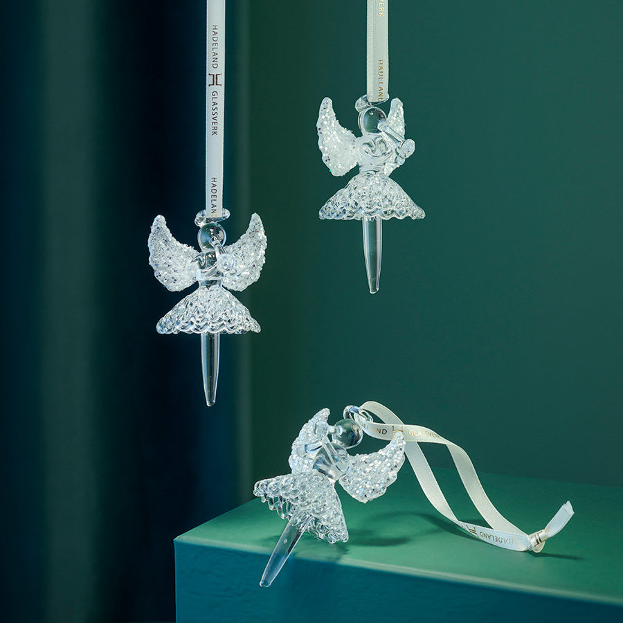 Hadeland Glassverk HG Jul Glassballerina 3pk - Nærbilde av håndlagde glassballerinaer som reflekterer lys og tilfører en følelse av bevegelse og letthet til juledekorasjoner.