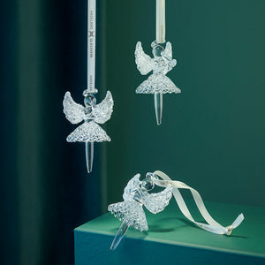 Hadeland Glassverk HG Jul Glassballerina 3pk - Nærbilde av håndlagde glassballerinaer som reflekterer lys og tilfører en følelse av bevegelse og letthet til juledekorasjoner.