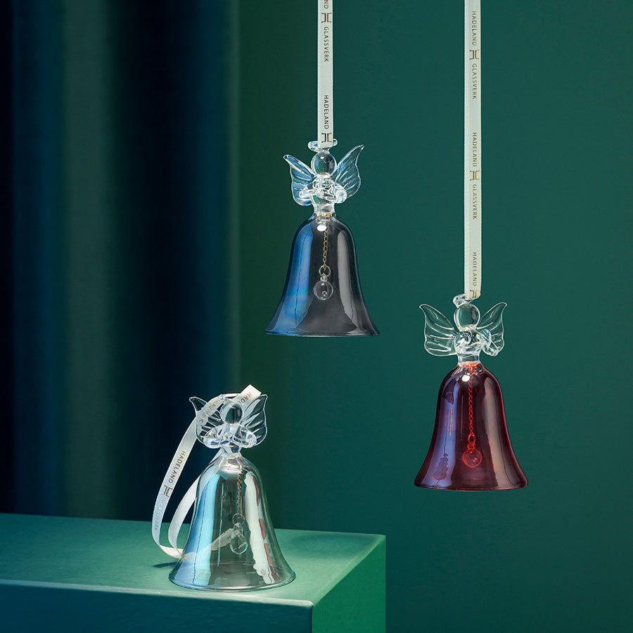 Hadeland Glassverk HG Jul Glassengler Klokke Mix 3pk - Tre forskjellige glassklokker i svart, klar og rød med engledekorasjon, ideelle for juledekorasjoner.