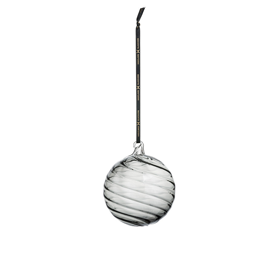 Hadeland Glassverk HG Jul Glasskule Stor Optikk 12cm Røkgrå. Munnblåst glasskule med elegant optisk struktur i dyp røkgrå farge, perfekt til julepynt.