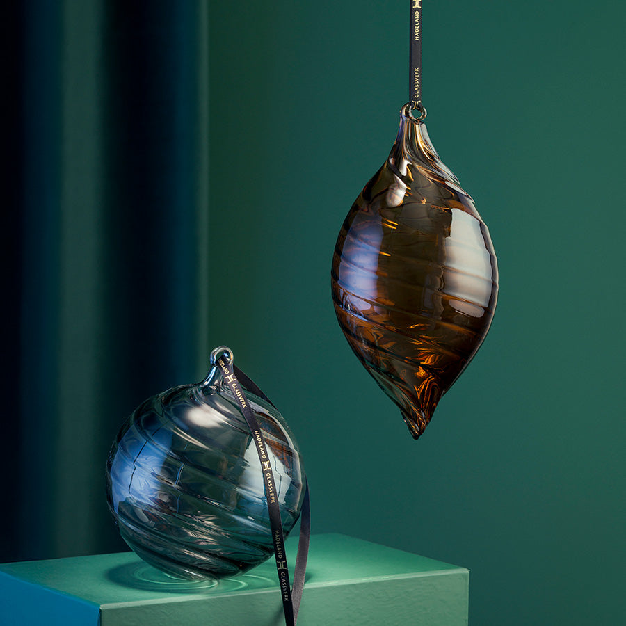 Hadeland Glassverk HG Jul Glasskule Twist Stor Optikk 20cm Kakao, håndblåst glasskule med elegant tvistet design i dyp kakaofarge, perfekt til julepynting.