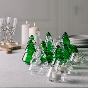 Hadeland Glassverk Gran Lyslykt Klar m/Bobler 2pk, vakker dekorasjon som viser en festlig oppstilling med lyslykter og juledekor.