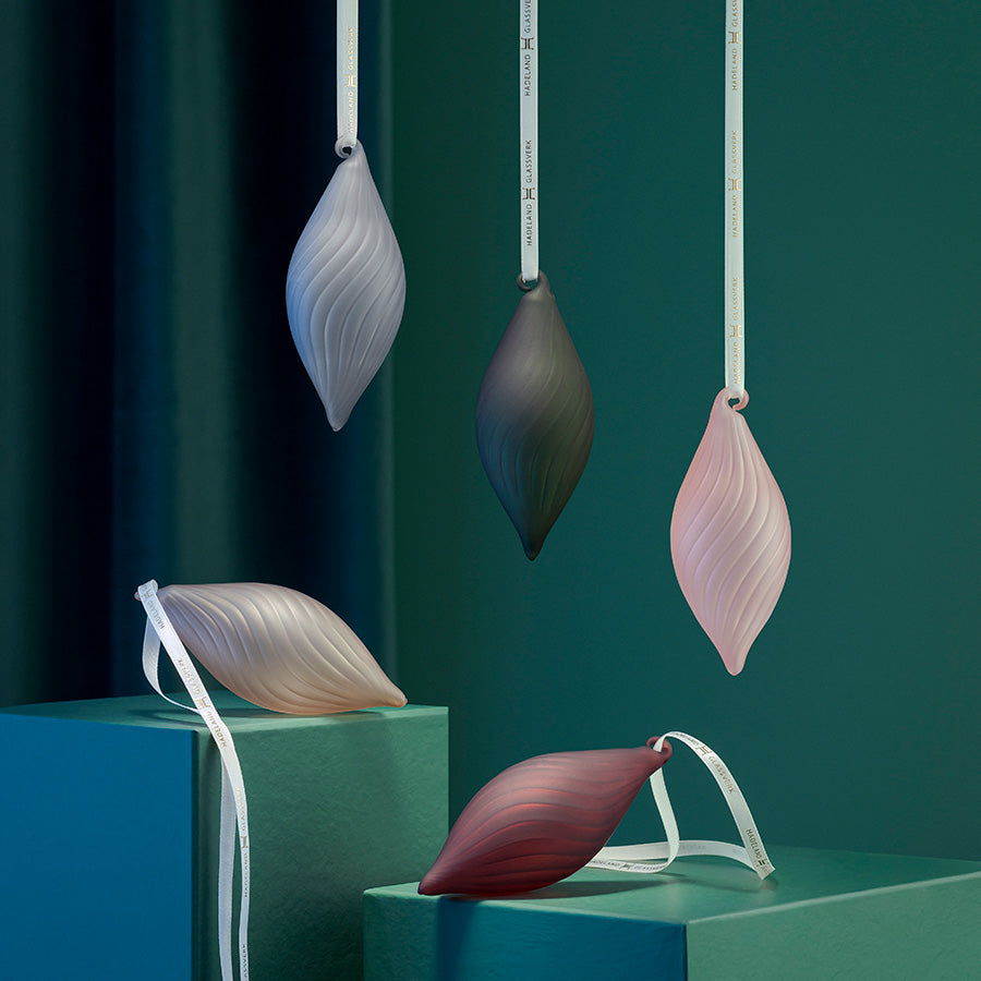 Hadeland Glassverk HG Jul Gylenklang Twist Frostet 5pk - Håndlagde glasskuler med tvistet design i matte toner, presentert i en moderne setting med grønne og blå bakgrunner, ideelle for julepynting.