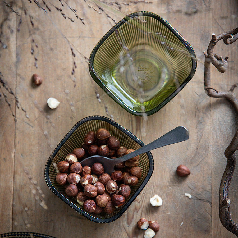 Hadeland Glassverk Siri Bolle 9,5cm, perfekt til servering av nøtter, med karakteristiske riller og moderne stil.