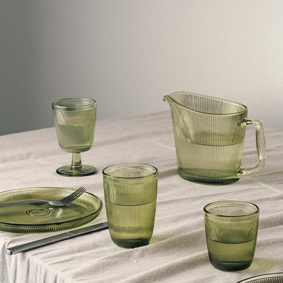 Hadeland Glassverk Siri Glass grønn 20cl - Borddekkingsarrangement med glass og kann, stilrent og elegant.