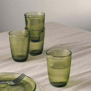 Hadeland Glassverk Siri Glass 30cl presentert på et bord, sammen med flere grønne glass for hverdagsdrikke.