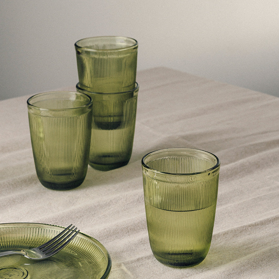Hadeland Glassverk Siri Glass 30cl presentert på et bord, sammen med flere grønne glass for hverdagsdrikke.