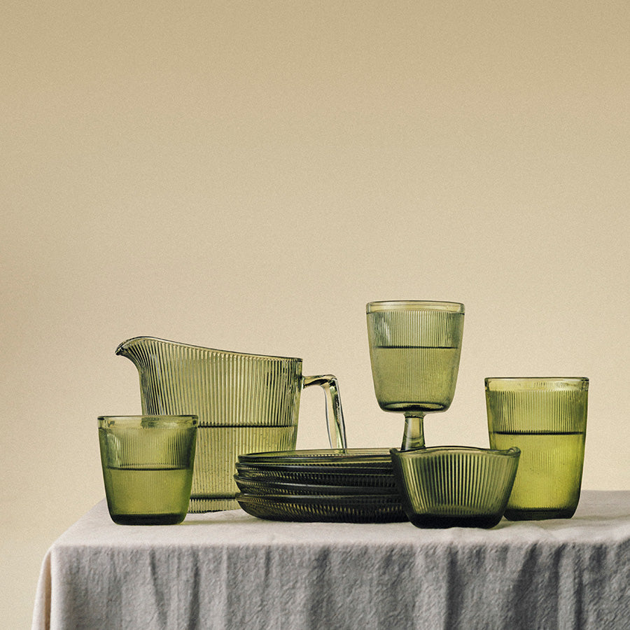 Hadeland Glassverk Siri Glass grønn 20cl - Samlet serie med glass og skåler i moderne grønnfarge.