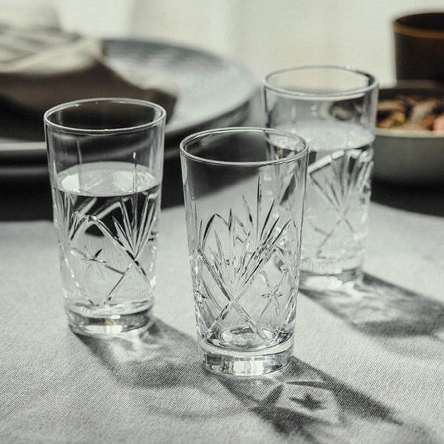 Tre Hadeland Glassverk Finn Farrisglass 15 cl på et bord, med elegant design og håndslipte detaljer, ideelle som vannglass til middagsselskaper.