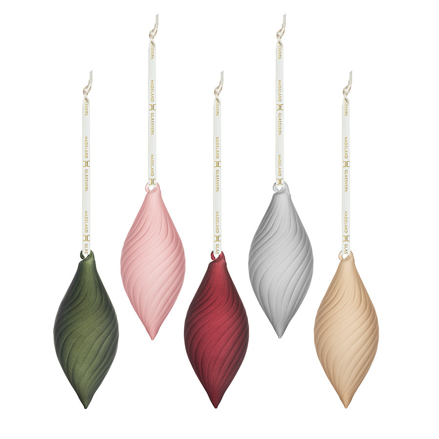 Hadeland Glassverk HG Jul Gylenklang Twist Frostet 5pk - Sett med fem håndlagde glasskuler i dempede vintertoner, inkludert tre farger: grå, grønn, rosa, rød og beige, med tvistet design og frostet overflate.
