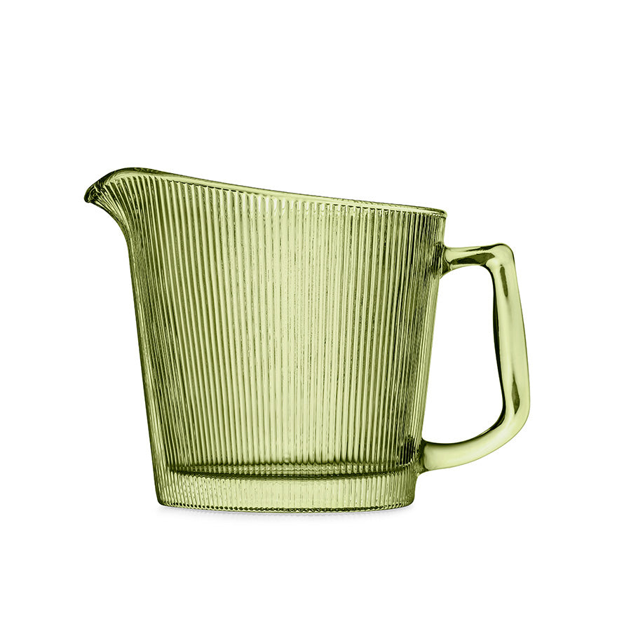 Hadeland Glassverk Siri Mugge 1l Grønn – Elegant grønn mugge med karakteristiske riller, designet av Willy Johansson, perfekt for servering av drikkevarer.