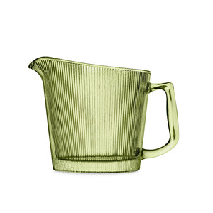 Hadeland Glassverk Siri Mugge 1l Grønn – Elegant grønn mugge med karakteristiske riller, designet av Willy Johansson, perfekt for servering av drikkevarer.