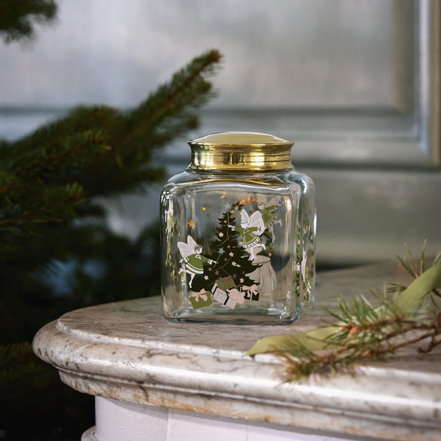 Holmegaard Christmas 2026 julekakeglass med messinglokk plassert på et julepyntet bord