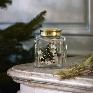 Holmegaard Christmas 2026 julekakeglass med messinglokk plassert på et julepyntet bord