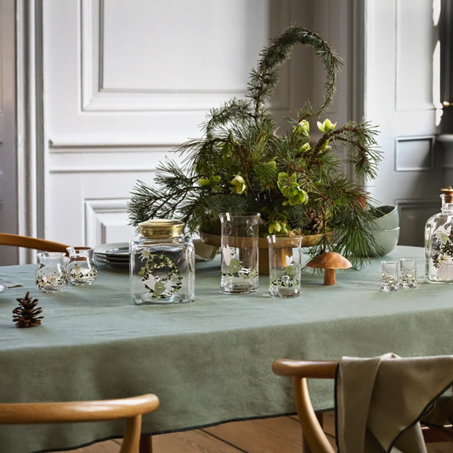 Holmegaard Christmas julekakeglass på elegant julebord med glass, servise og naturlig julepynt