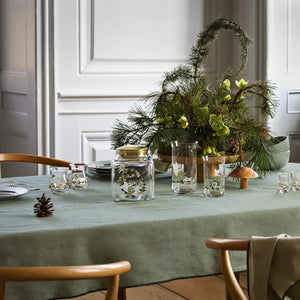 Holmegaard julelyslykt med julemotiv som del av en stemningsfull juledekorasjon på spisebord