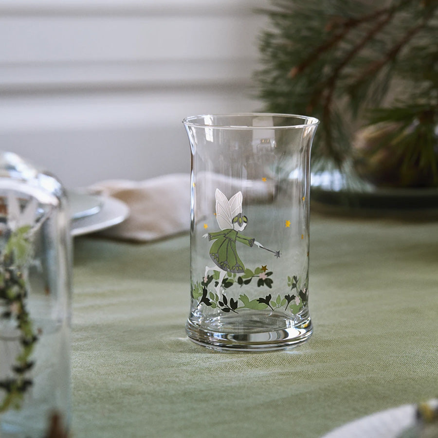 Holmegaard Christmas 2026 julevannglass med englemotiv på festlig dekket julebord, 28 cl