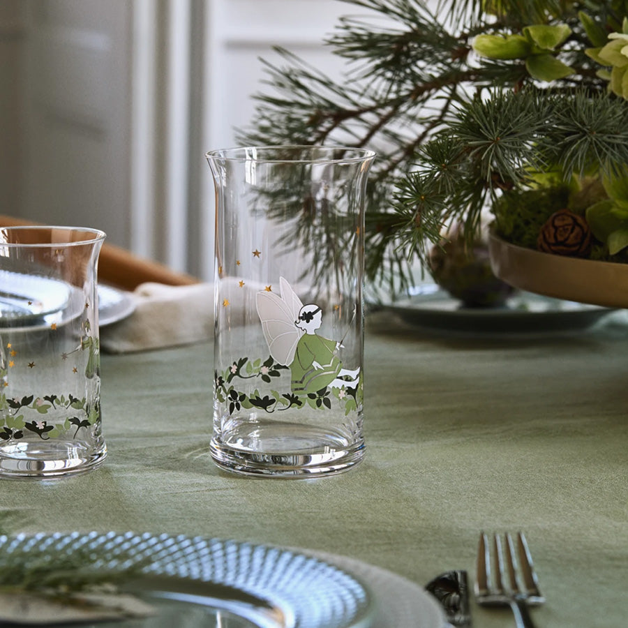Holmegaard Christmas 2026 ølglass med julemotiv på festdekket bord ved siden av juletre