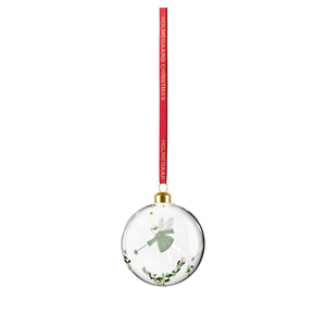 Holmegaard Christmas 2026 julekule i munnblåst glass med naturinspirert dekor, rødt silkebånd og gyllen topp