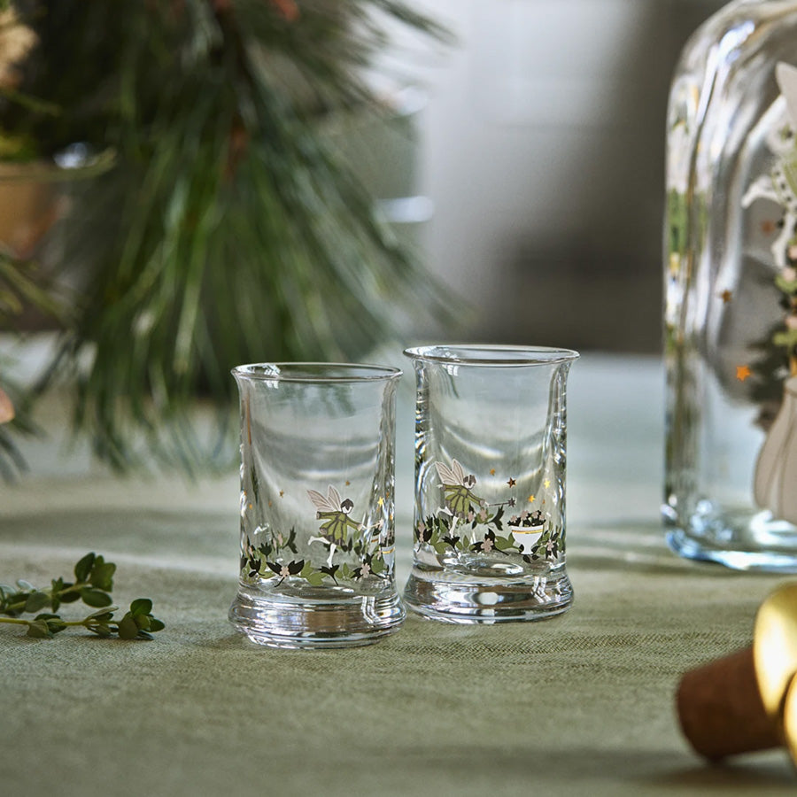 To Holmegaard Christmas 2026 drammeglass med julemotiver på festlig julebord