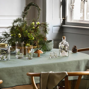 Holmegaard Christmas drammeglass med julemotiver og annet julepynt på et stemningsfullt dekket bord