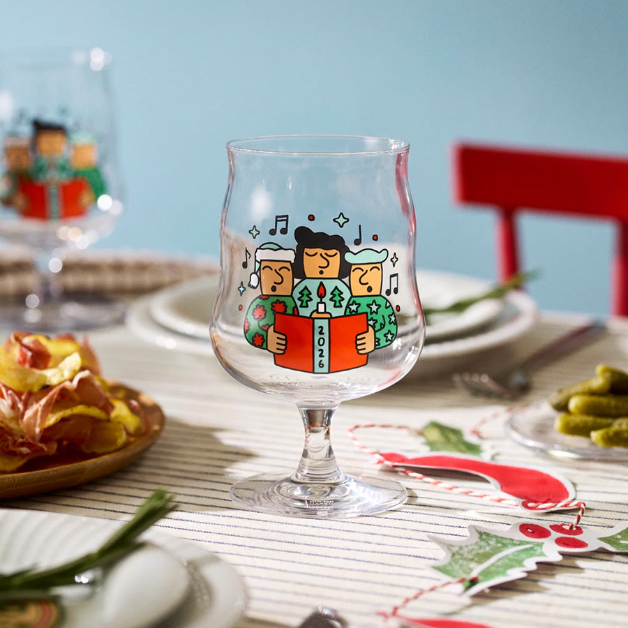 Holmegaard Mikkeller 2026 ølglass med julemotiv på festdekket bord