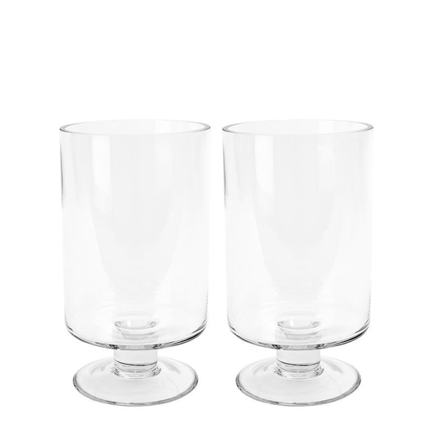 To klare stormlykter på glassfot, perfekt for både innendørs og utendørs pynt, fra Christiania 1739.