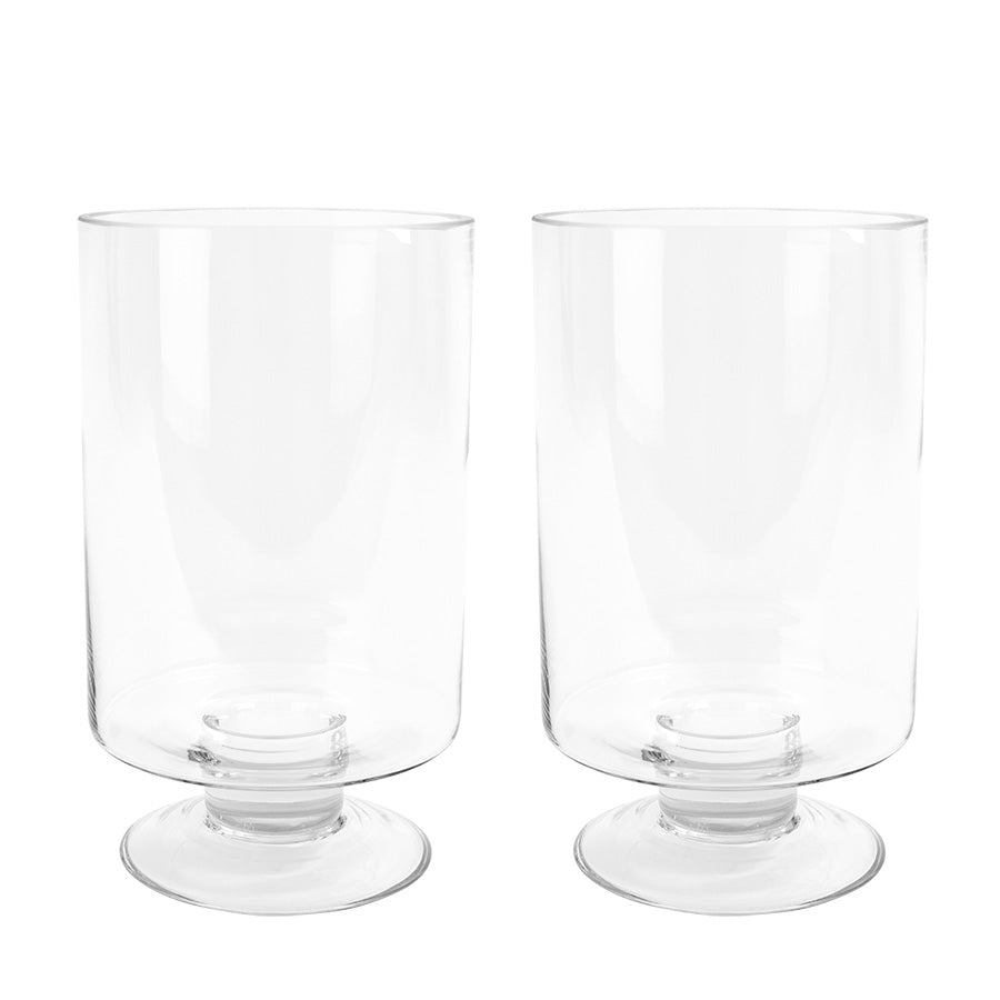 To stilige stormlykter fra Christiania 1739, hver 35 cm høy, laget av klart glass med en robust fot, perfekt for å skape en koselig atmosfære hjemme eller på terrassen.
