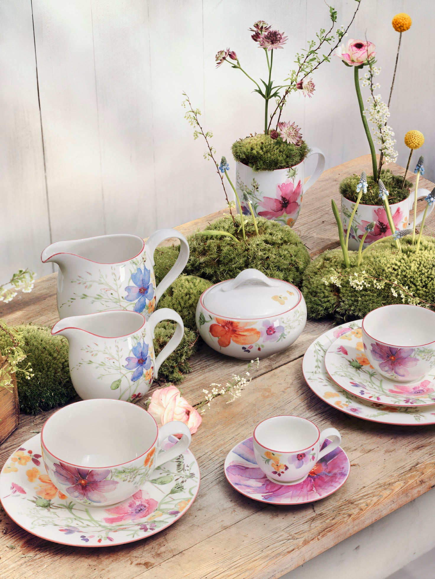 Villeroy & Boch Mariefleur Basic Frokostkopp 43cl i en borddekking med blomsterdesign og tilbehør, perfekt for innbydende frokoster.