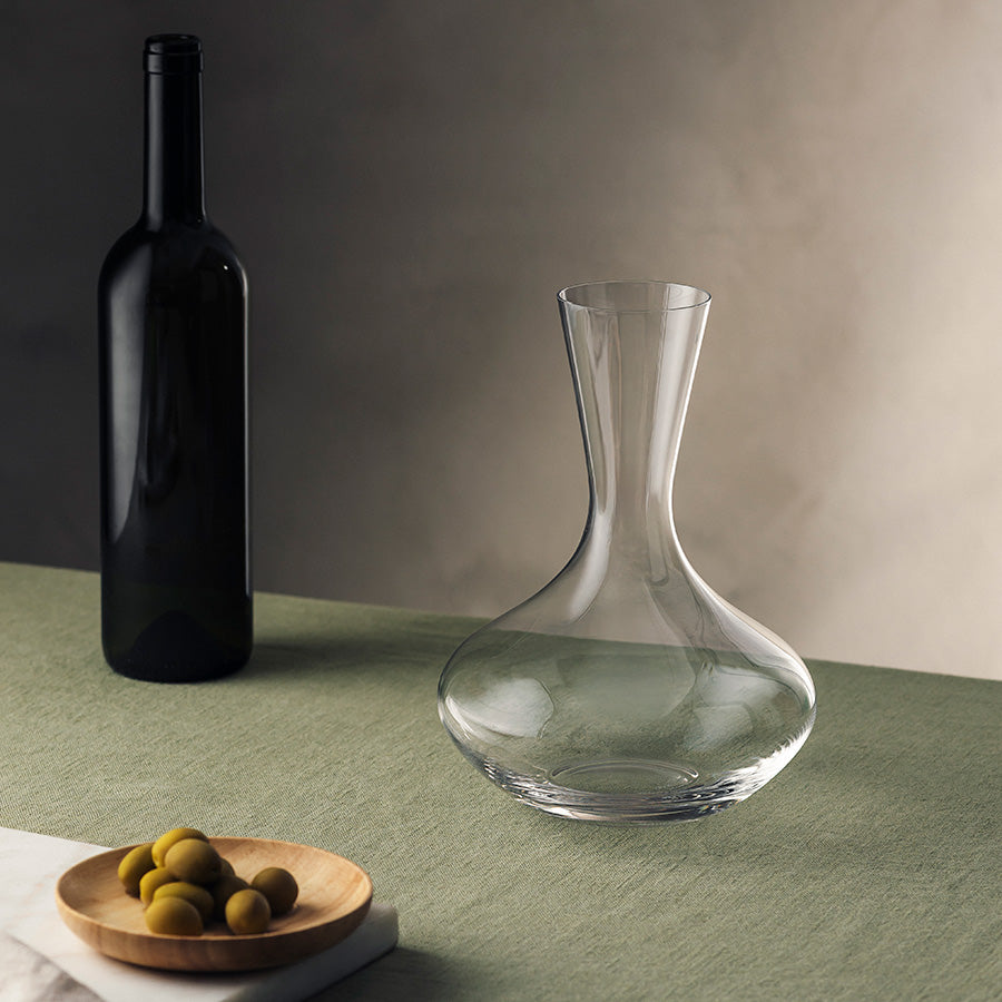 HADELAND GLASSVERK Hadeland Glassverk Icon Decanter 1L – plassvennlig vinkaraffel i klart glass på bord med vinflaske (Decanter )